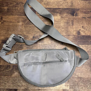 Steve Madden Beige Belt Bag Waist Fanny Pack  Adjustable Snap/zipper Closure